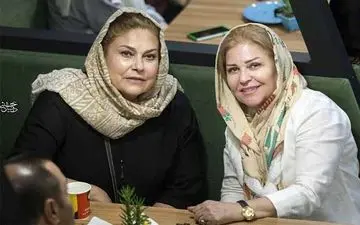 تیپ متفاوت مهرانه مهین ترابی واکرم محمدی  در یک رستوران! + عکس