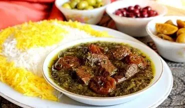 طرز تهیه خورش آلو اسفناج؛ غذای خوشمزه شمالی با طعمی مجلسی و رستورانی