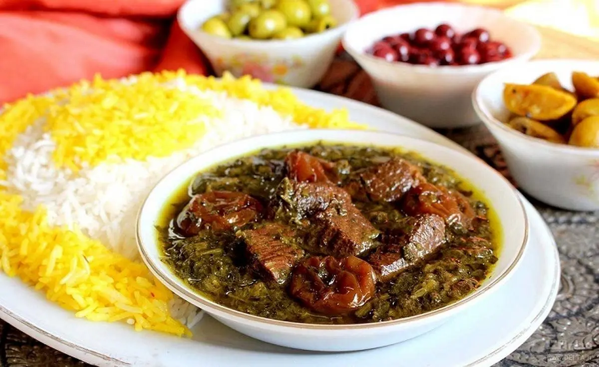 طرز تهیه خورش آلو اسفناج؛ غذای خوشمزه شمالی با طعمی مجلسی و رستورانی