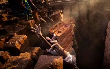 عکس منتخب نشنال جئوگرافیک | کارگران آجر به سر در وضعیتی اسفناک