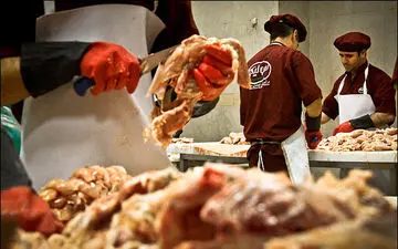 اقدام عجیب فروشنده سوسیس و کالباس! + عکس