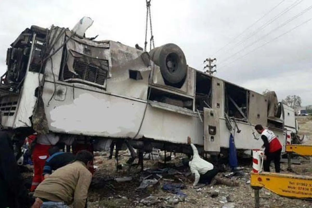 واژگونی اتوبوس در محور گرمسار - آرادان/ دست کم 6 نفر کشته شدند 