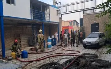 مهار آتش‌سوزی گسترده در انبار چسب چهاردانگه با تلاش آتش‌نشانان چند شهر