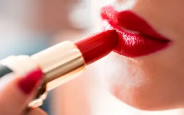 پنج راهکار برای افزایش ماندگاری رژ لب شما
