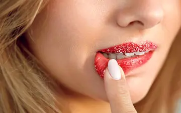 6 روش ساده و موثر برای لایه برداری لب‌ در خانه
