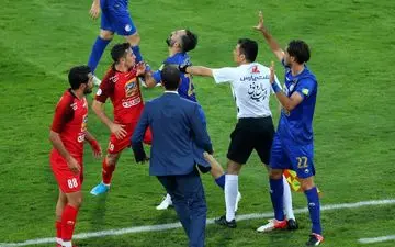 پرتاب نارنجک به سمت فرشاد احمدزاده هنگام زدن ضربه کرنر + ویدئو