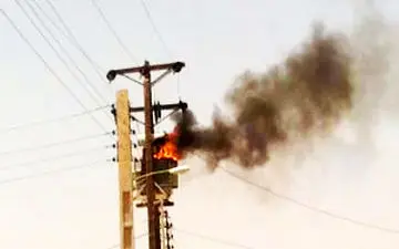 وقوع جرقه و آتش سوزی وحشتناک در دکل برق فشار قوی + فیلم