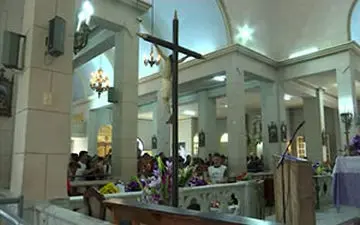 مراسم عجیب مذهبی برای شفای بیماران + فیلم 