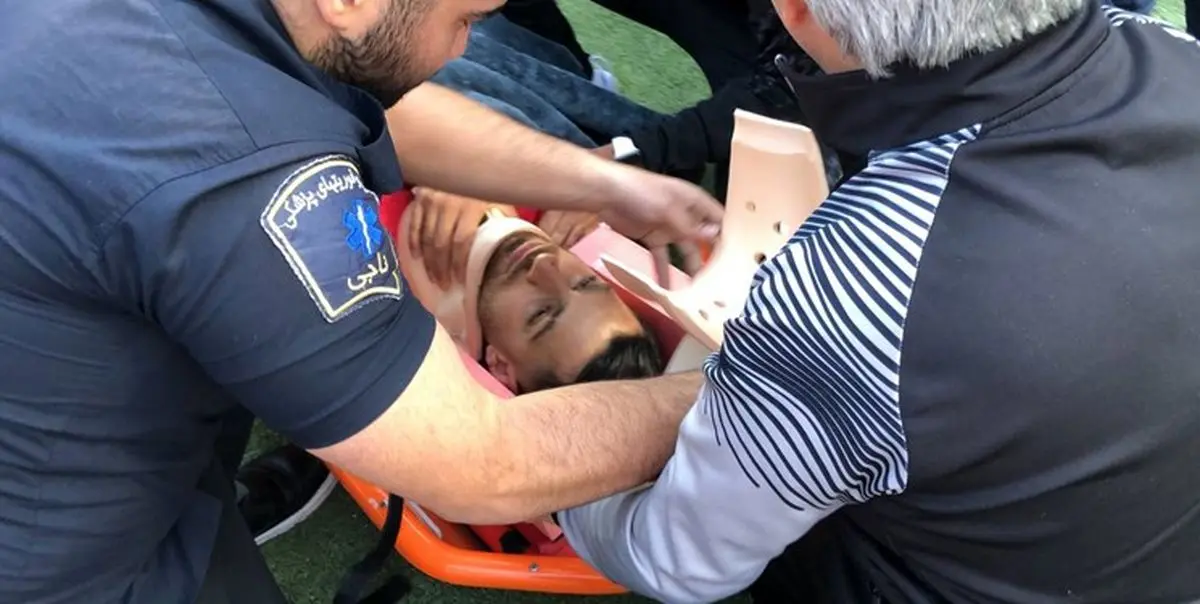 مصدومیت شدید مدافع پرسپولیس و خروج از ورزشگاه توسط آمبولانس
