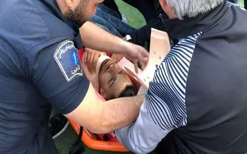 مصدومیت شدید مدافع پرسپولیس و خروج از ورزشگاه توسط آمبولانس