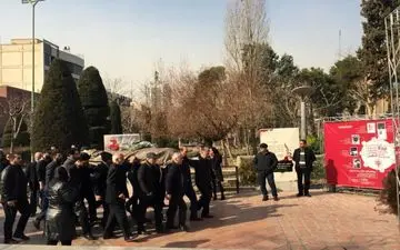 پیکر نویسنده فقید «کاوه بهمن» صبح امروز از مقابل پارک هنرمندان در تهران تشییع شد.