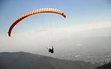 چرایی تکرار سقوط پاراگلایدرها در یزد + فیلم 