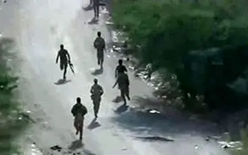 فرار متجاوزان سعودی در جیزان پس از حمله نیروهای یمنی + فیلم