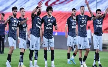 تراکتور تعطیلات را به اردوی خارجی می‌رود 