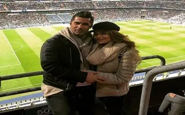 تیپ و ظاهر محسن فروزان و همسرش در ورزشگاه سانتیاگو برنابئو (عکس)