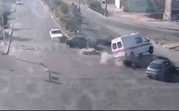 چپ شدن آمبولانس پس از تصادف با پژو 206 در یزد + فیلم