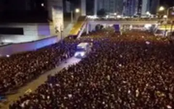  عبور آمبولانس از بین جمعیت میلیونی شبیه عبور حضرت موسی(ع) از رود نیل