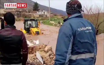 
طغیان رودخانه کولسون گیلانغرب و گیر کردن یک دستگاه بیل مکانیکی