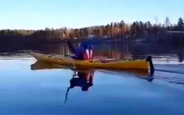 فیلم فرآیند حیرت انگیز ساخت قایق‌های کایاک 