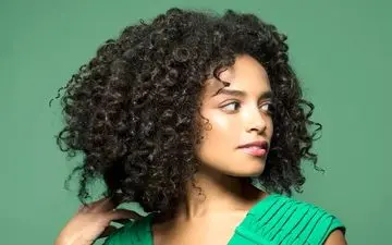 چگونه خشکی مو را درمان کنیم؟ ۹ روش کلیدی برای آبرسانی موثر به موها