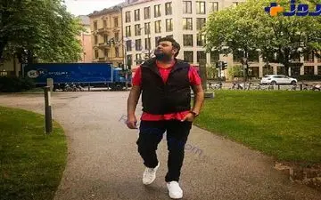 تیپ متفاوت و دیده نشده خواننده مشهور در خارج از ایران+ عکس