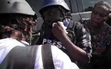  لحظه تیراندازی یک سناتور به خبرنگاران و عکاسان!