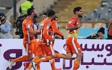 اسدی: ما باید به داوری اعتراض کنیم، نه پرسپولیس/ توصیه‌های دایی را در زمین اجرا کردیم 