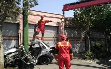 متلاشی شدن پراید پس از برخورد با تیر چراغ‌ برق+ تصاویر