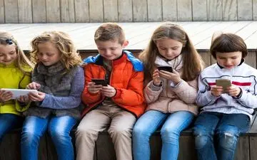 گوشی هوشمند؛ تهدیدی جدی برای سلامت کودکان زیر ۱۳ سال