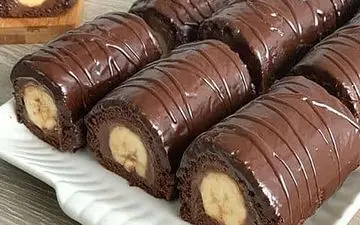 آموزش پخت کیک رولت موزی با خامه شکلاتی (گام به گام)