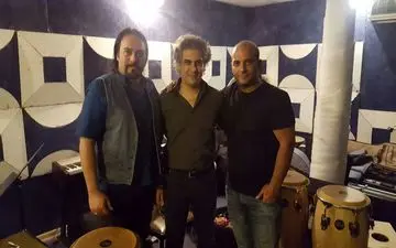 گذری کوتاه از لحظه های ضبط قطعه «غیرقمر هیچ» با صدای هژیر مهر افروز + فیلم