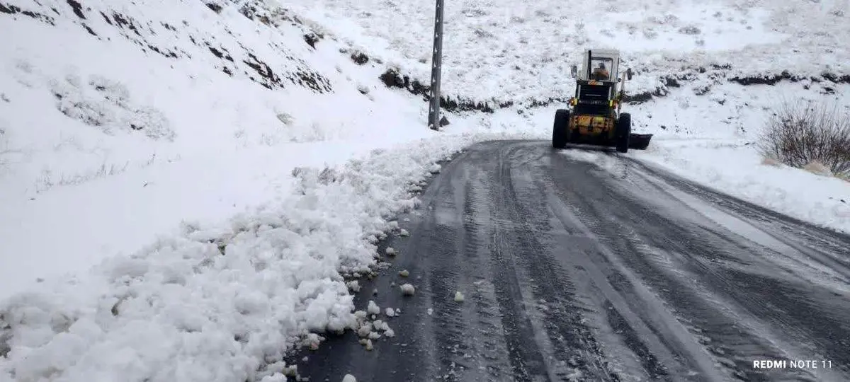 عملیات برف‌روبی بیش از ۲۰۰۰ کیلومتر باند  در محورهای مواصلاتی استان کرمانشاه