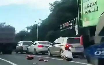 نجات باورنکردنی موتورسوار از زیر کامیون