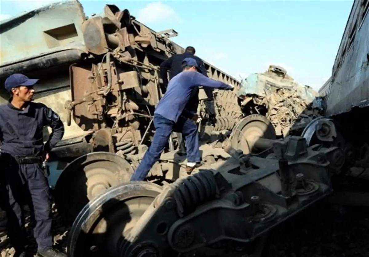 برخورد قطار مسافری و باری در قزوین/بی‌احتیاطی سوزن‌بان علت حادثه بوده است 