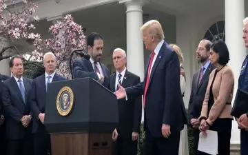 فیلم| خودداری یکی از سخنرانان کاخ سفید از دست دادن با ترامپ