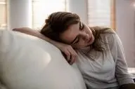 ۷ بار عاطفی که بی‌صدا شادی را از زندگی‌تان می‌دزدند