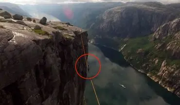 لحظه لغزیدن طناب باز در ارتفاع ۱۰۰۰ متری! +فیلم 