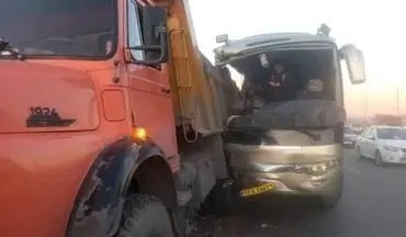مصدومیت ۴ نفر در اثر برخورد مینی‌بوس و کامیون در بلوار شهید سرابیان کرمانشاه