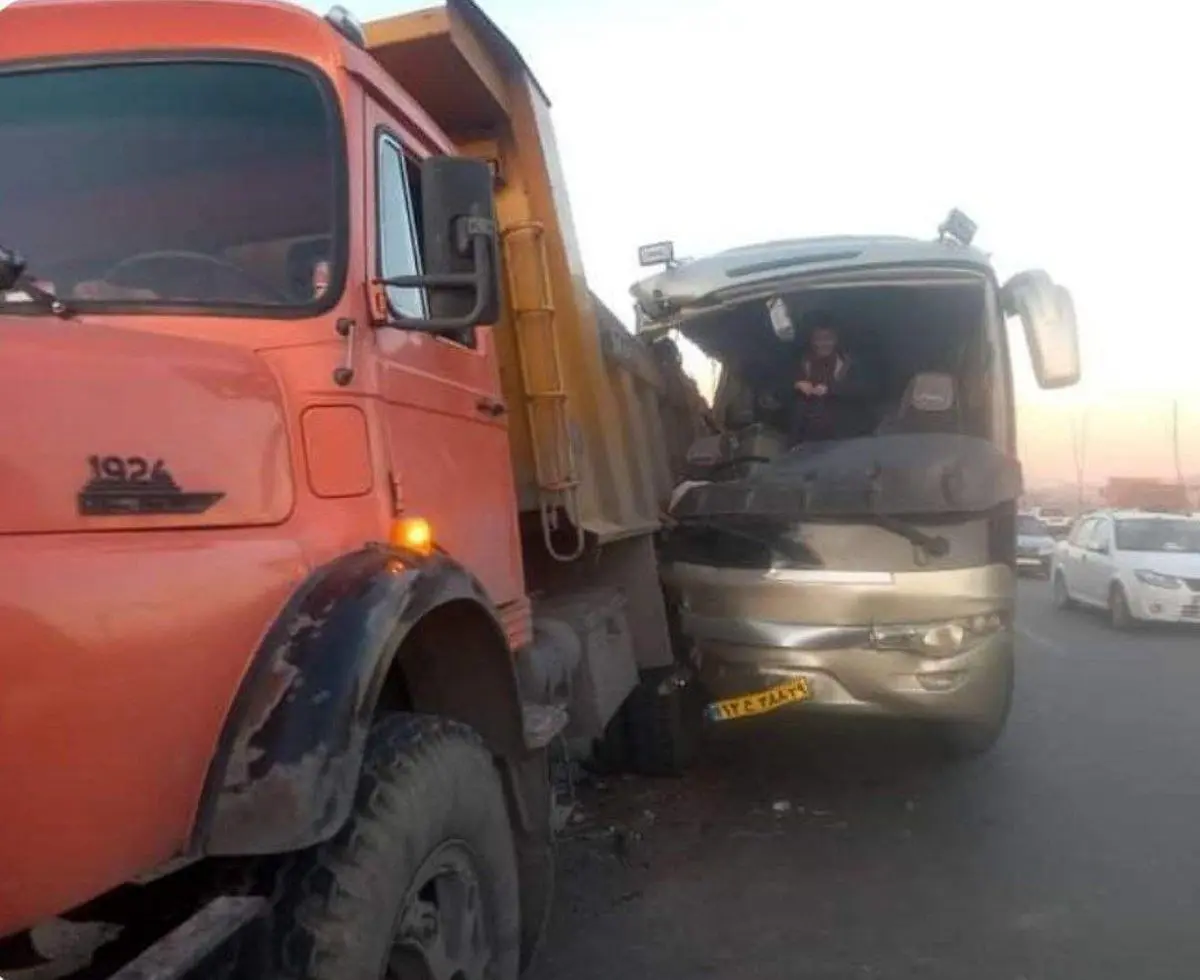 مصدومیت ۴ نفر در اثر برخورد مینی‌بوس و کامیون در بلوار شهید سرابیان کرمانشاه