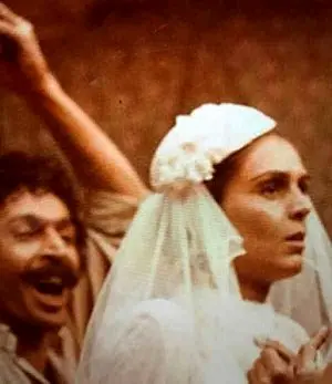 عکسی جالب و دیده نشده از آهو خردمند با لباس عروسی بسیار پو شیده و شیک در روز عروسی اش در قبل انقلاب منتشر شد که مورد توجه قرار گرفت.