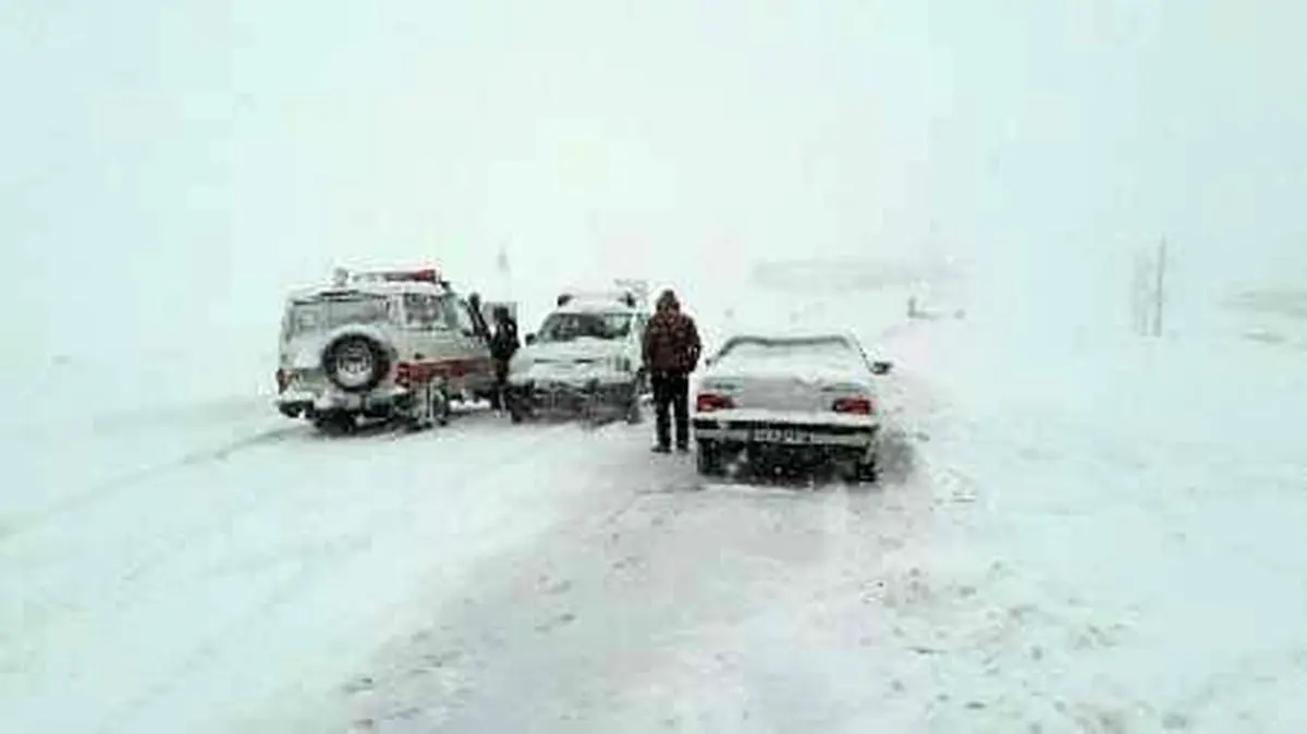 ‍ برف و کولاک ۵ محور استان کرمانشاه را مسدود کرد/ مردم از سفرهای غیرضروری خودداری کنند
