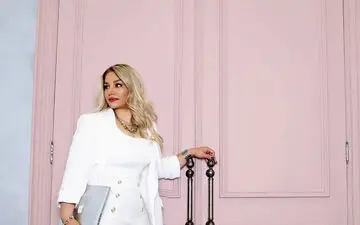 جنجال خواهر پژمان جمشیدی! | خواهر پژمان جمشیدی با پوشش شرم آور!!