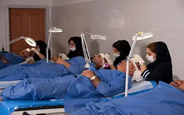 وقتی یک ماما اقدام به کاشت مو برای متقاضیان می‌کند! + فیلم