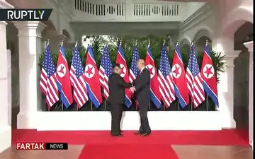 لحظه تاریخی دیدار ترامپ و رهبر کره شمالی در سنگاپور + فیلم