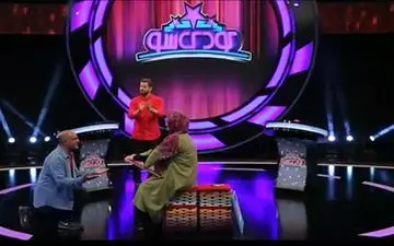 زانو زدن بازیگر سریال لیسانسه‌ها مقابل همسرش 