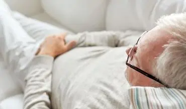 چرا سالمندان زیاد می‌خوابند؟ خطرات خواب اضافی و رابطه‌ی آن با بیماری آلزایمر