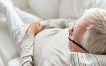 چرا سالمندان زیاد می‌خوابند؟ خطرات خواب اضافی و رابطه‌ی آن با بیماری آلزایمر