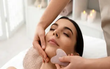 راز زیبایی شرقی: گواشا چگونه صورت را لیفت می‌کند؟