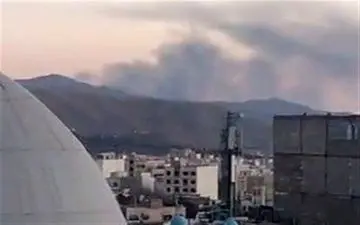 حریق گسترده در کارخانه کفش خاوران؛ اعزام ۵ ایستگاه آتش‌نشانی