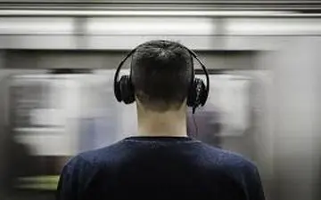 بلایی که خوابیدن با هدفون بر سر این پسر جوان آورد! 